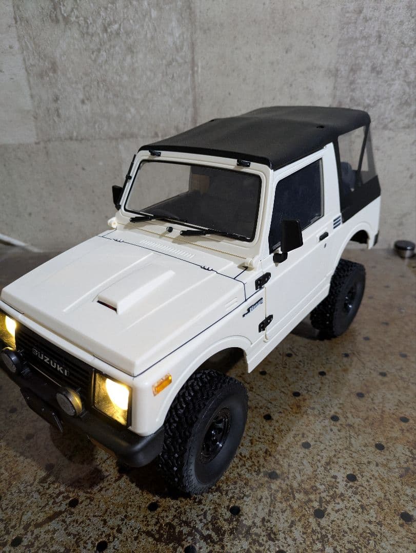 C74　ラジコン　スズキジムニー　白　オフロード　クローラー