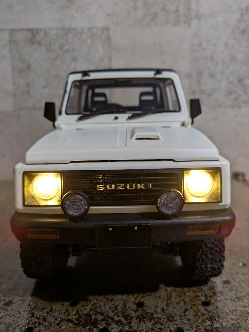 C74　ラジコン　スズキジムニー　白　オフロード　クローラー