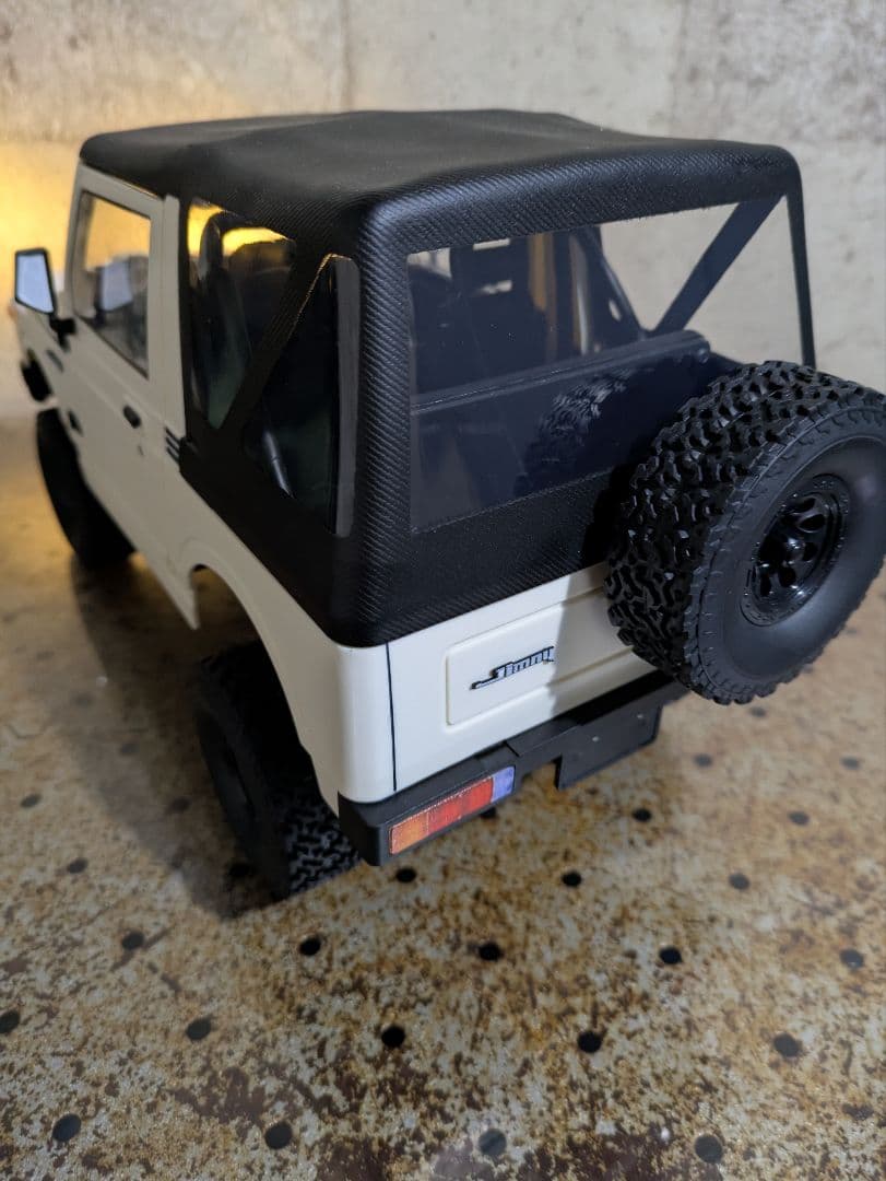C74　ラジコン　スズキジムニー　白　オフロード　クローラー