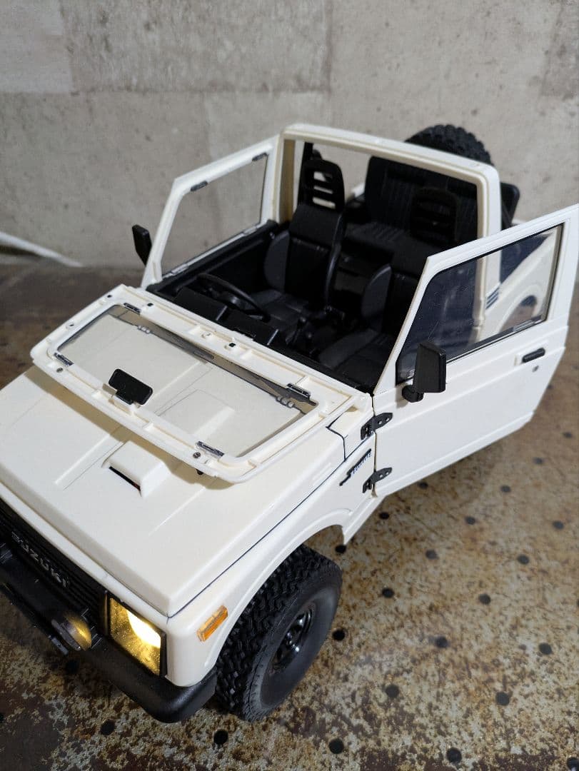 C74　ラジコン　スズキジムニー　白　オフロード　クローラー