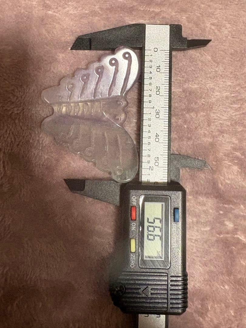蝶の形 ルース石 紫色 縦約4.3㎝、横約5.5cm フローライト