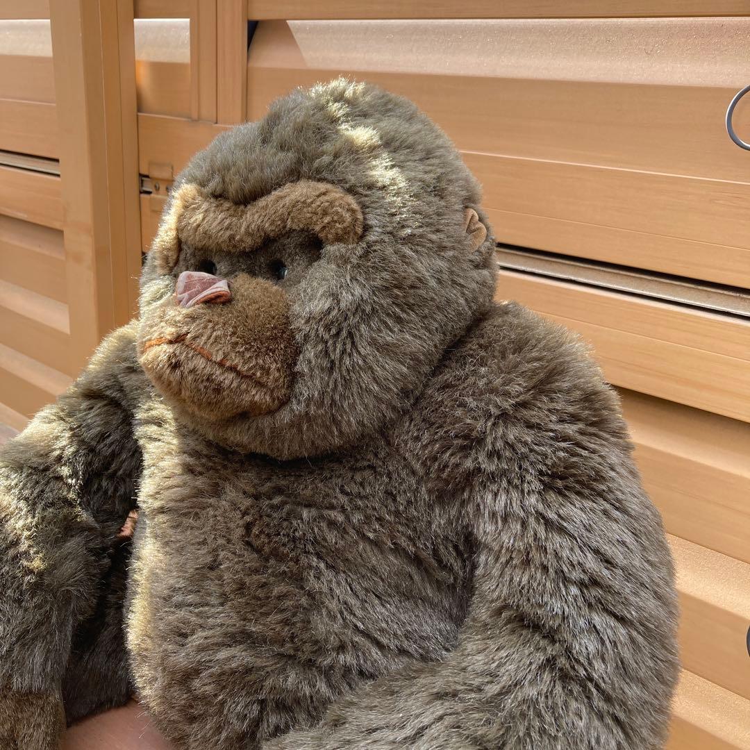 大きなゴリラのぬいぐるみ
