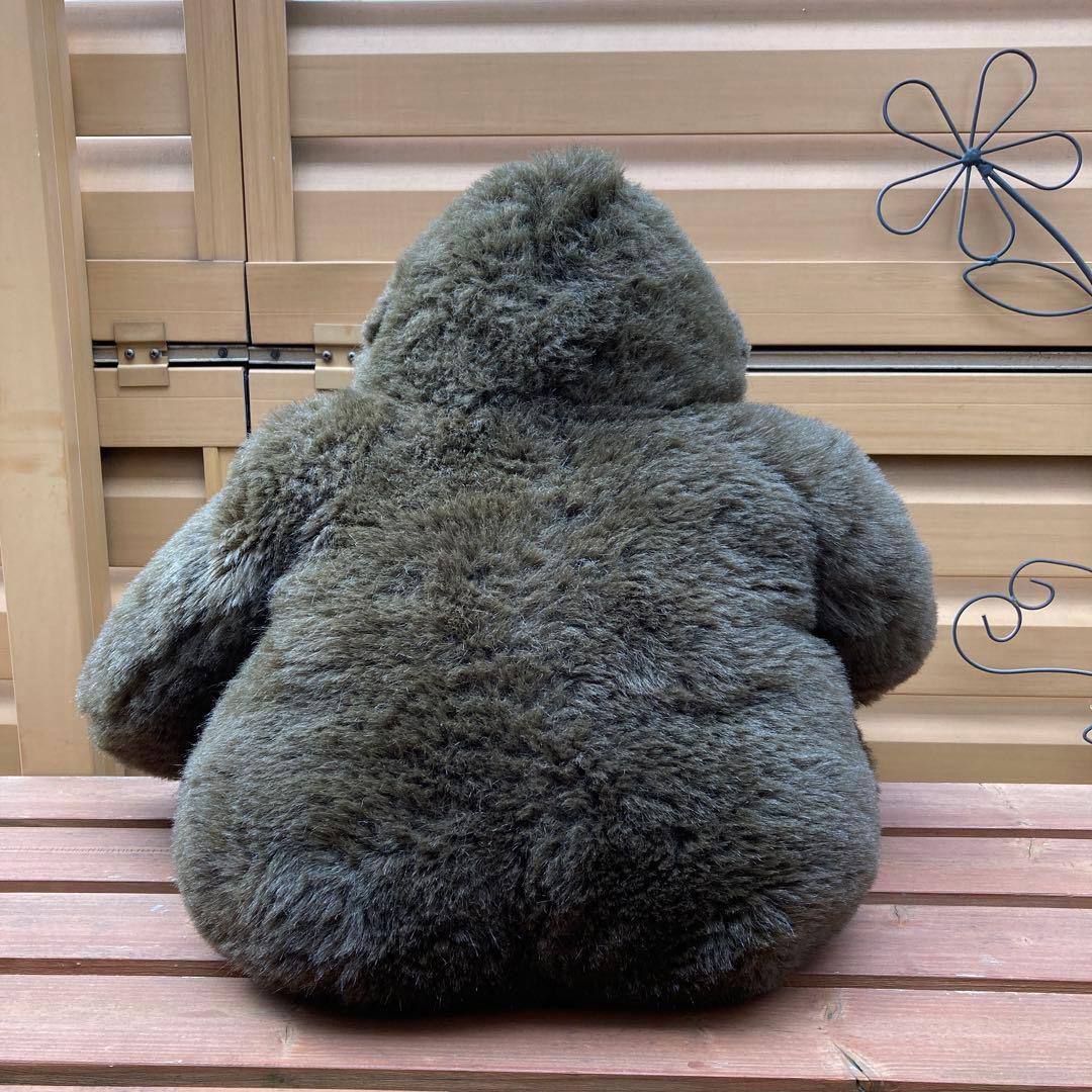 大きなゴリラのぬいぐるみ
