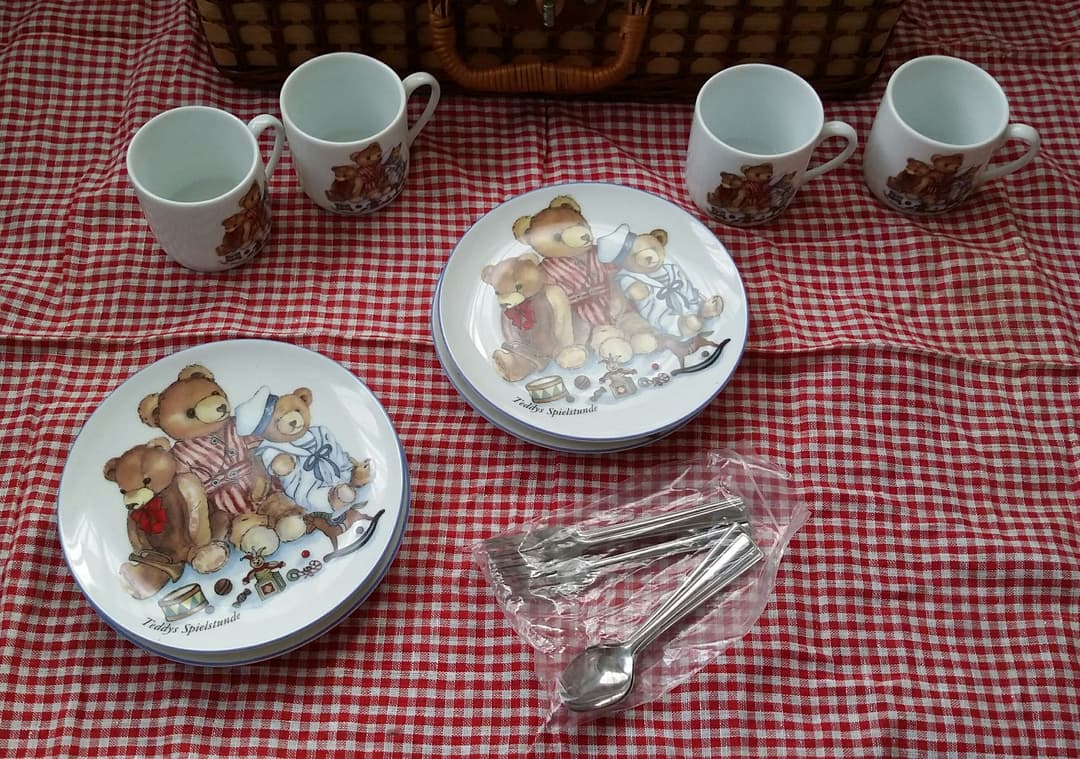 くま柄、ピクニック用のバスケット&食器です。