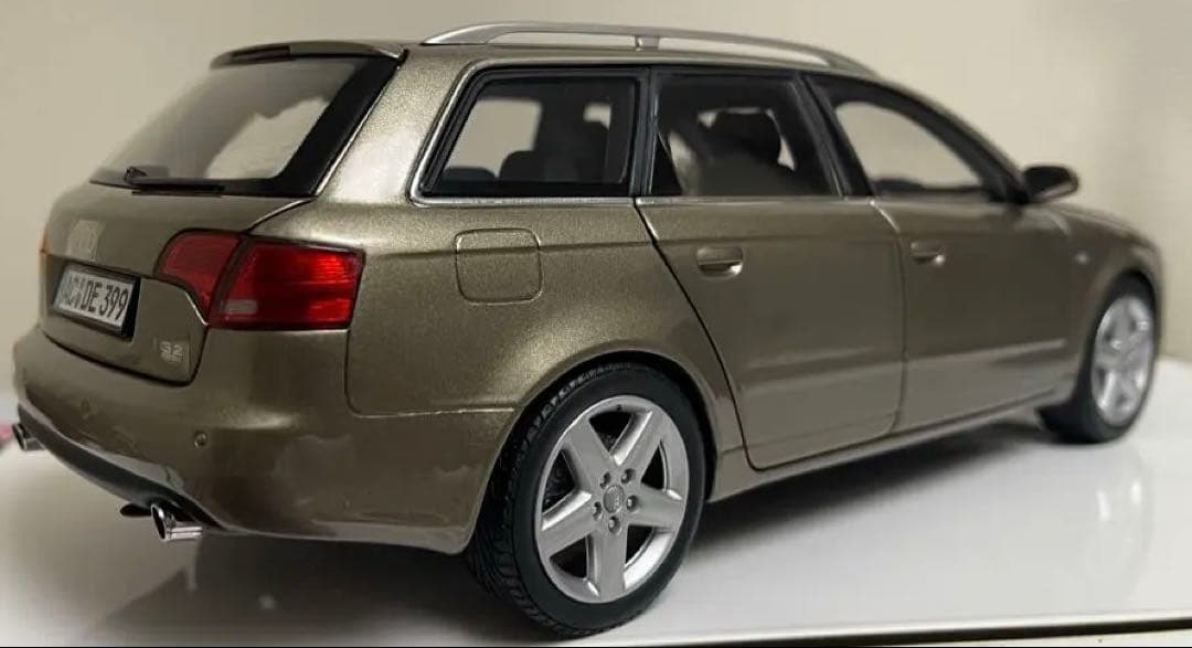 ミニカー 1/18 Audi A4 Avant