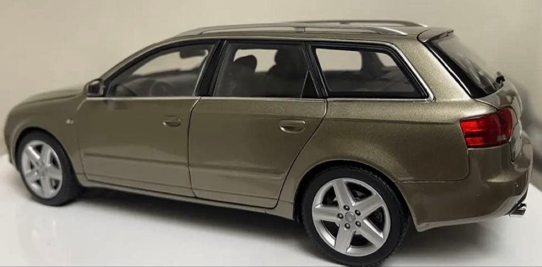 ミニカー 1/18 Audi A4 Avant