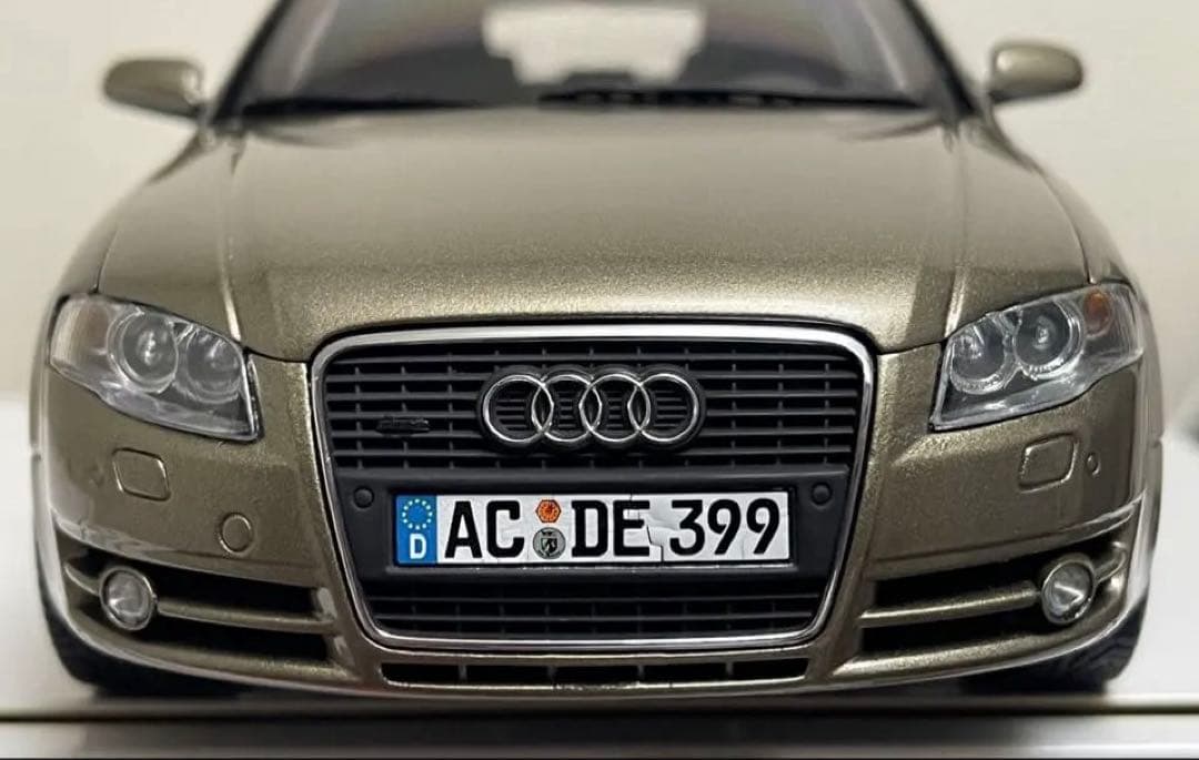 ミニカー 1/18 Audi A4 Avant