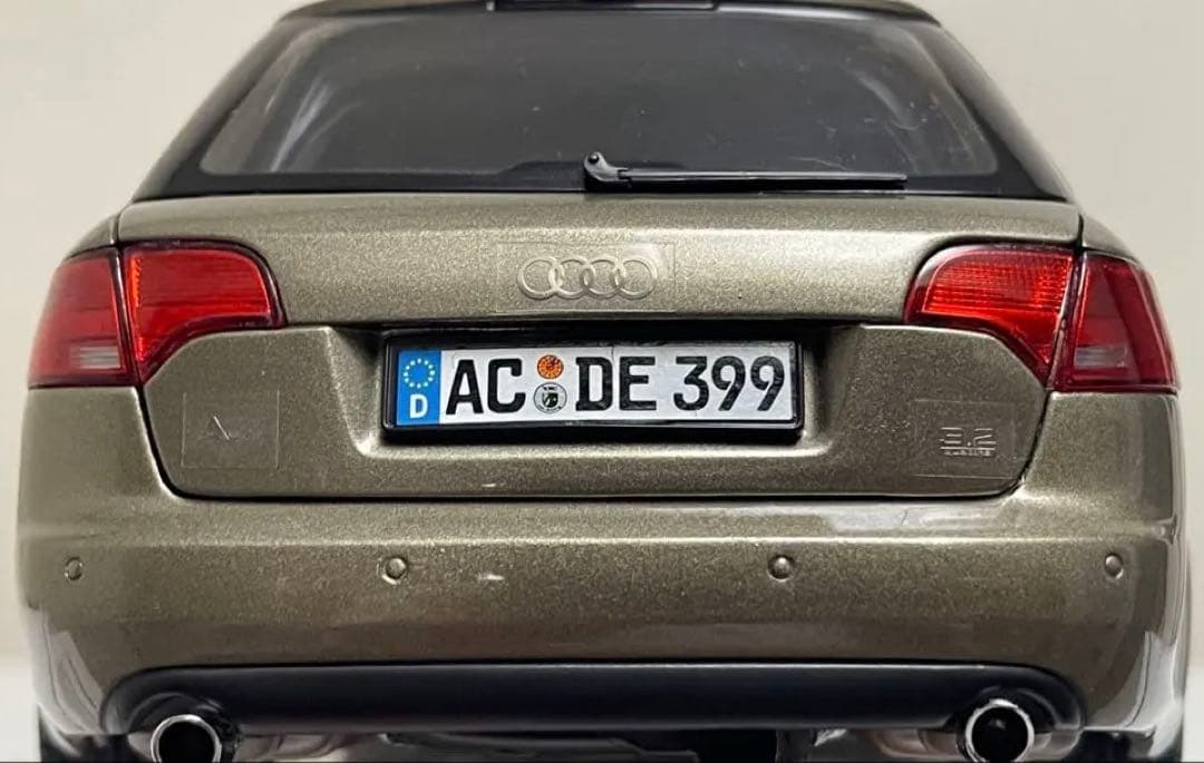 ミニカー 1/18 Audi A4 Avant