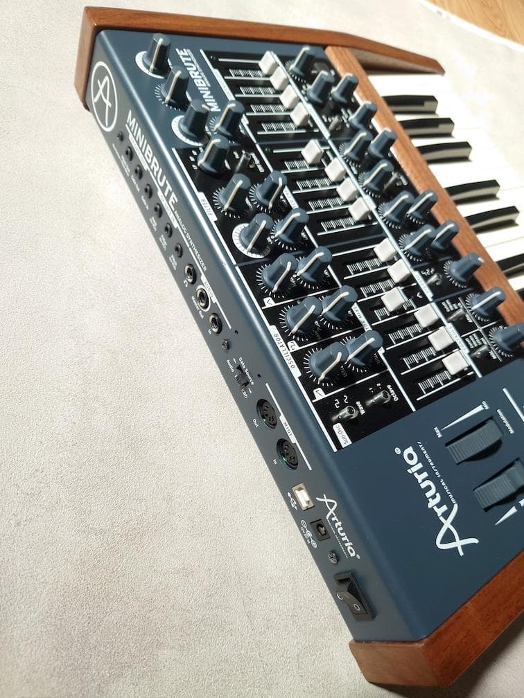 Arturia MiniBrute アナログシンセサイザー