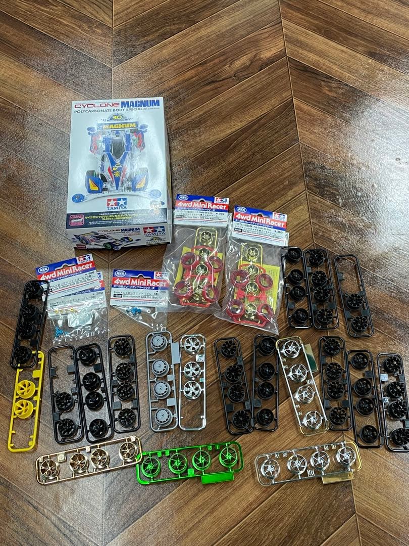 ミニ四駆パーツセットと収納ボックス