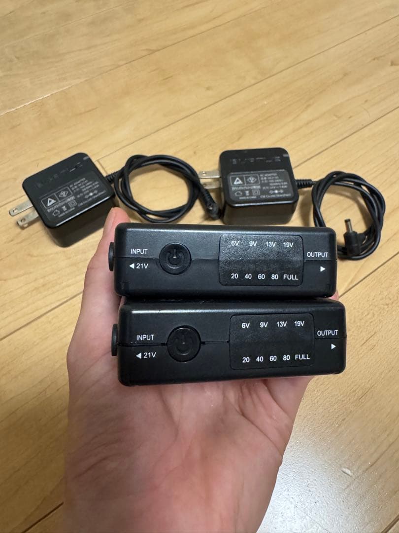 AC360-19VモデルのリチウムイオンバッテリーとACアダプターの2セット。