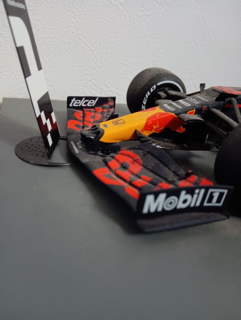 RedBullマックスフェルスタッペン　スパーク1/18　2021モナコ一部破損
