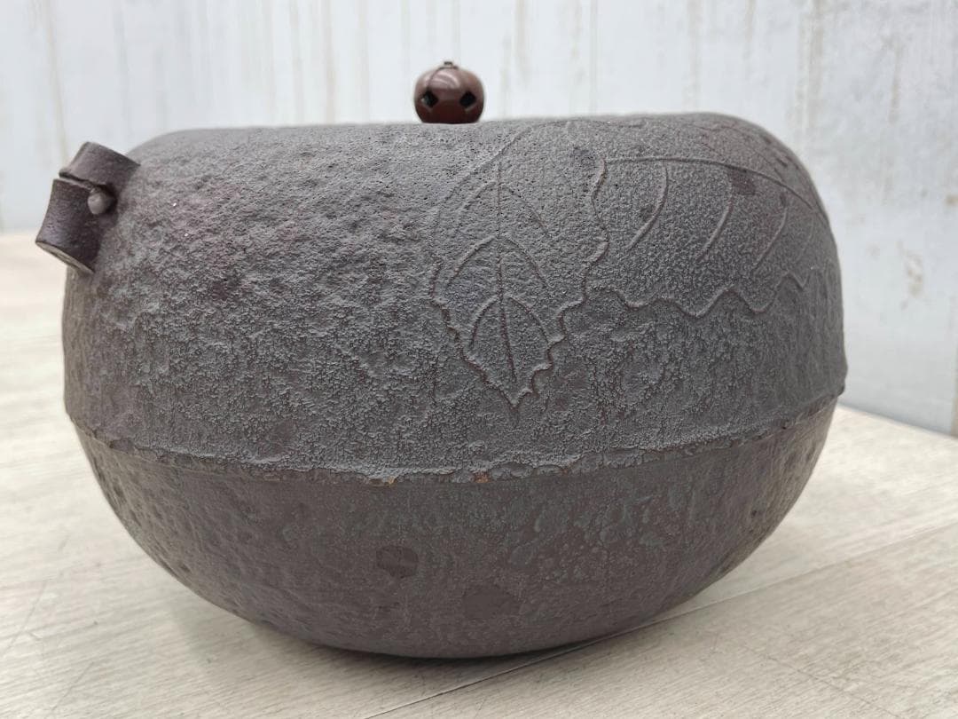 新品 人間国宝 高橋敬典 柏茶釜 茶道具 共箱 鐶付き 炉釜 鉄釜 葉模様