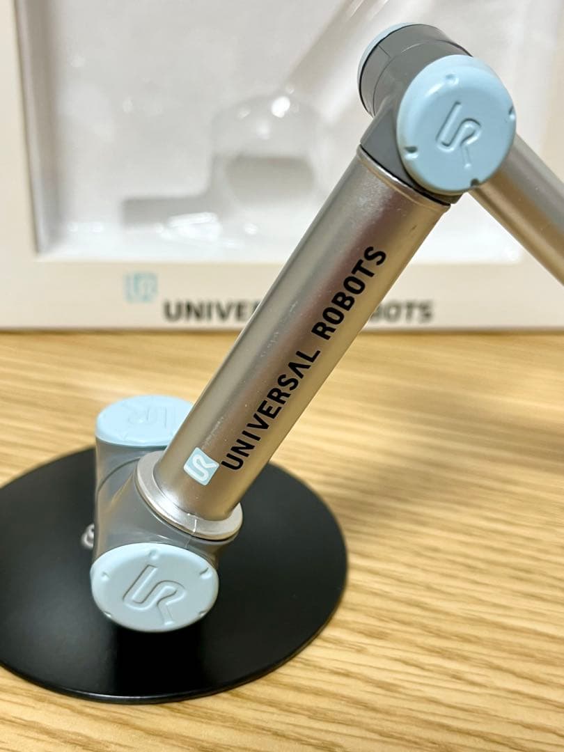 希少 UNIVERSAL ROBOTS ミニチュアロボット模型