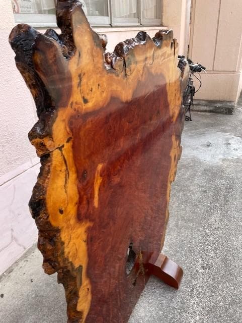 自然木の赤褐色家具