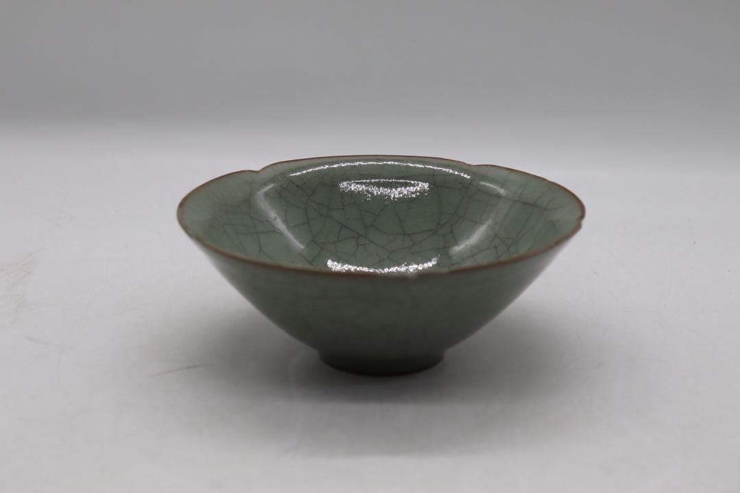 中国　青磁　花口碗　送料込み250930