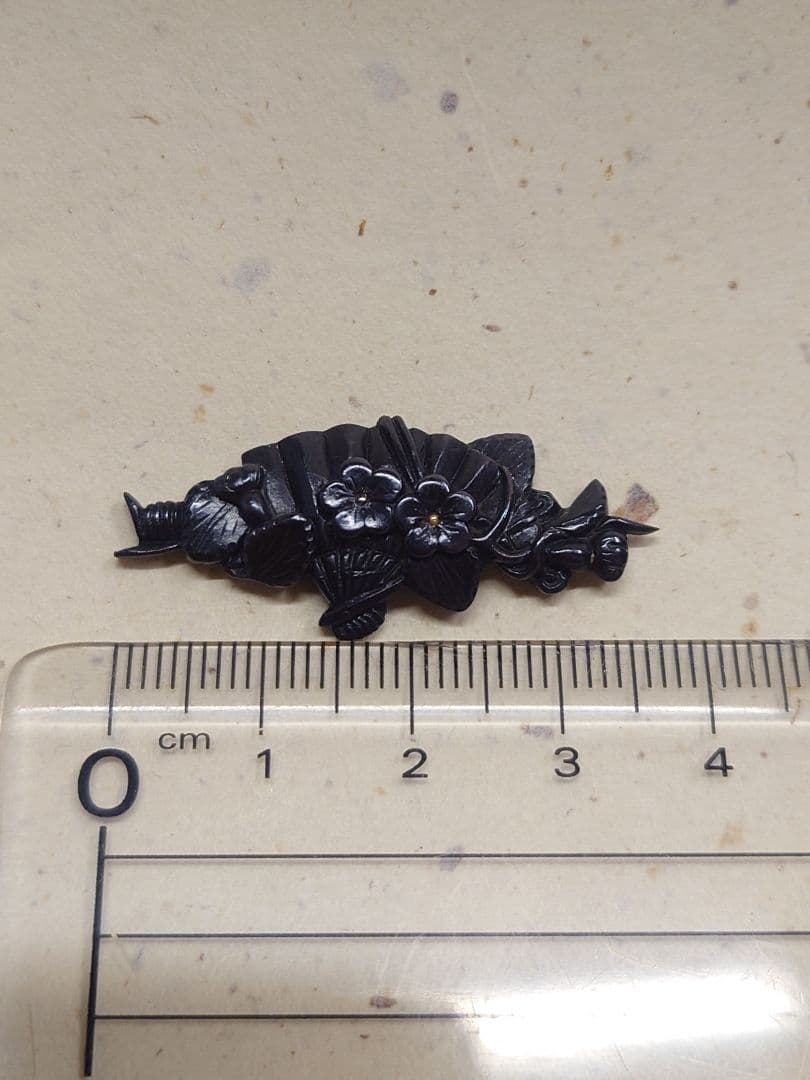 目貫、赤銅地に扇子に植物
