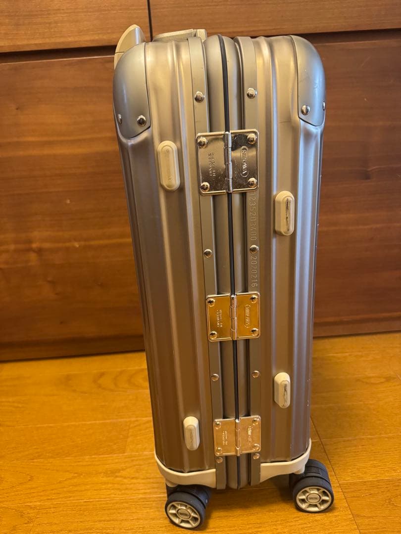 【美品】大人気リモワ32リットル　ゴールドキャリーケース