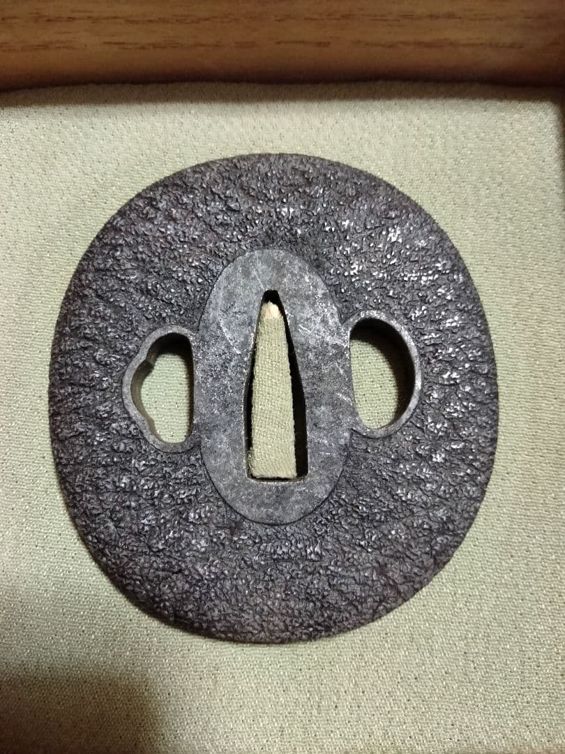 鉄鍔　鐔　(高橋興次花押　縮緬皺図)　江戸時代　箱付き