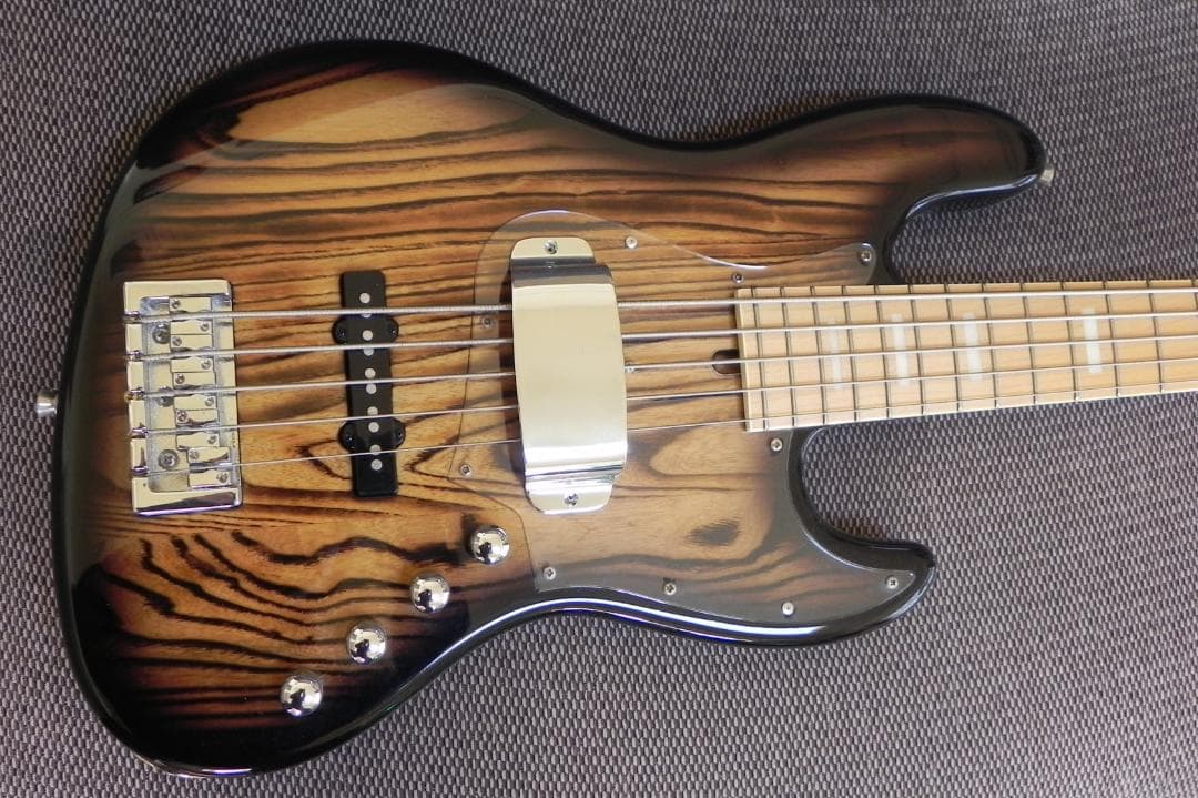 ５弦エレキベース　Bacchusバッカス Hand Craftedシリーズ