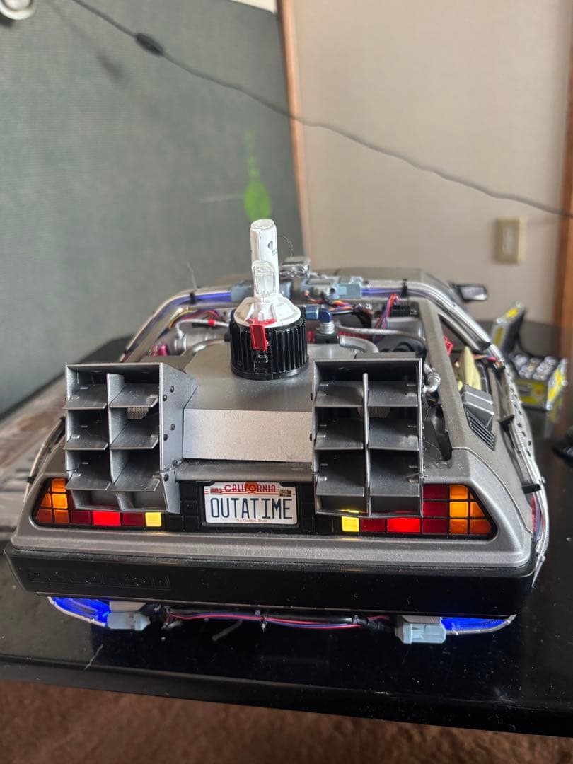 デロリアン ミニカー 1/18 LEDライト付き ディアゴスティーニ完成品