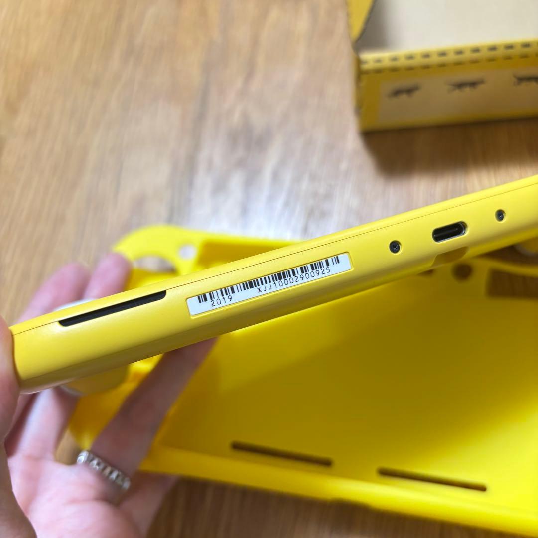 任天堂　Switch Lite イエロー　シリコンカバー付き　付属品なし