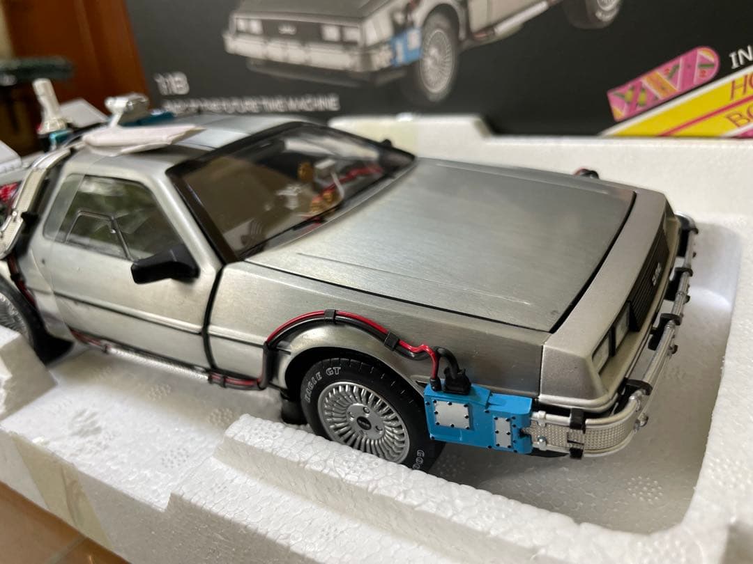 価格変更1/18 ホットウィール バックトゥーザフューチャー デロリアン未展示品