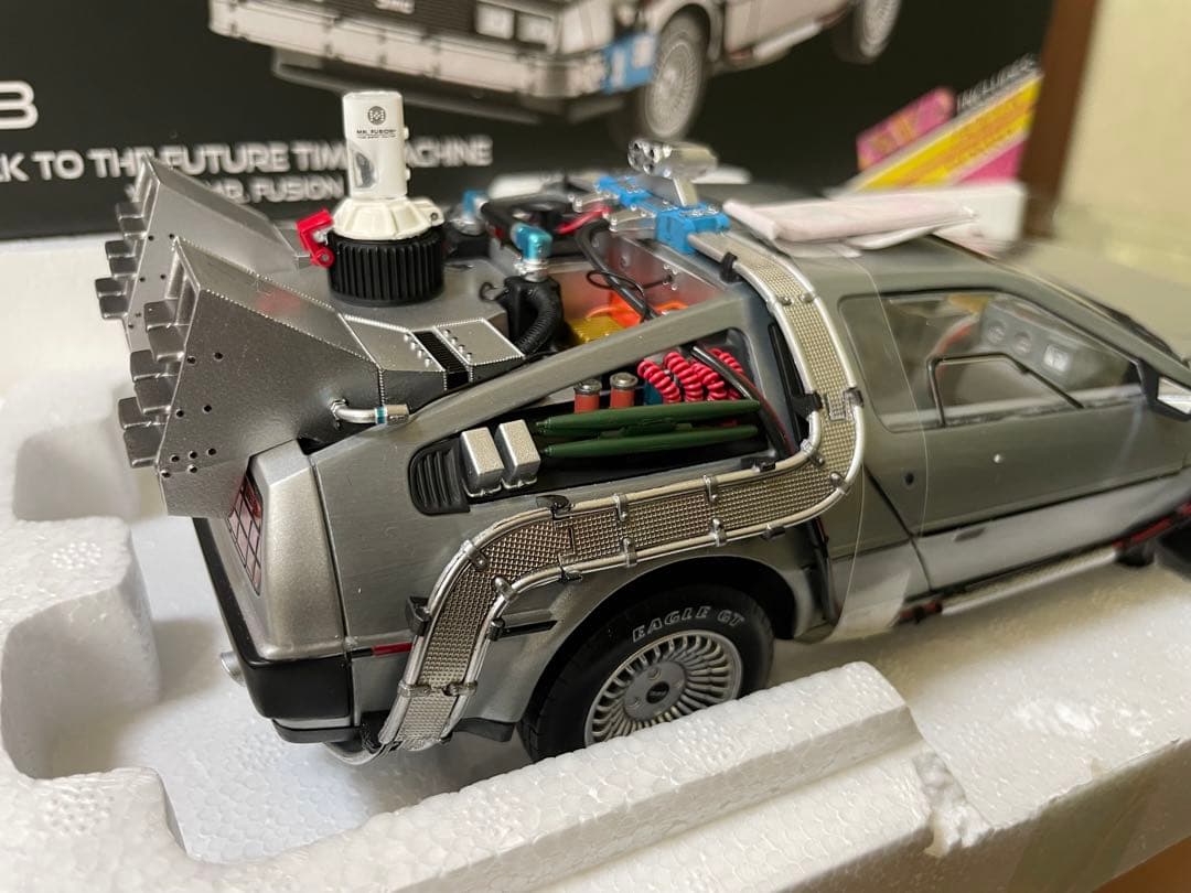 価格変更1/18 ホットウィール バックトゥーザフューチャー デロリアン未展示品