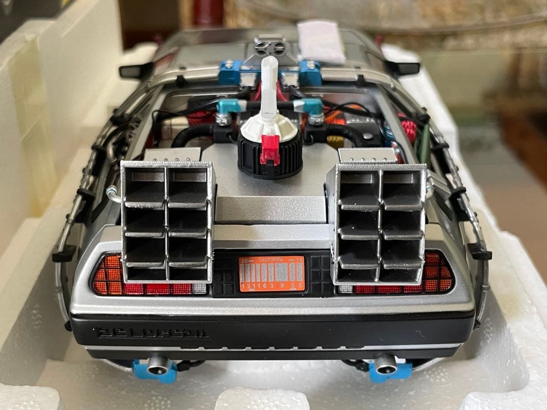 価格変更1/18 ホットウィール バックトゥーザフューチャー デロリアン未展示品