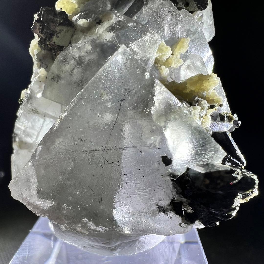 ヤオガンシャン産　ウルフラマイト、パイライト共生　カラーレスフローライト