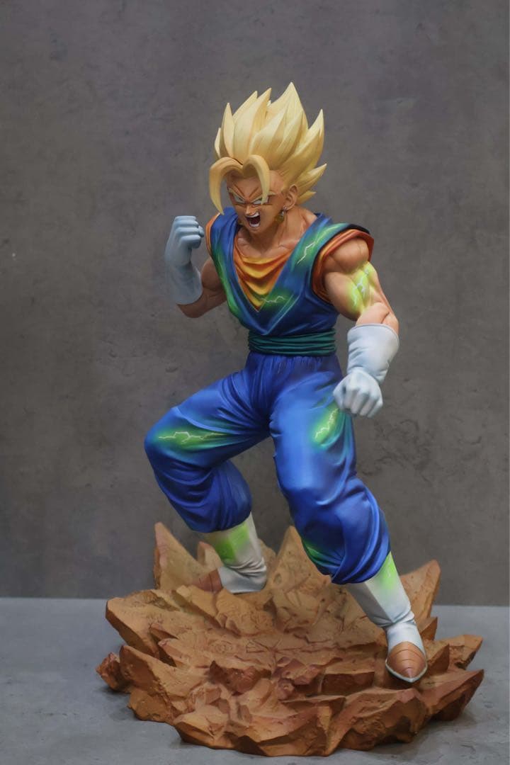 ドラゴンボール超サイヤ人フィギュア 台座付き