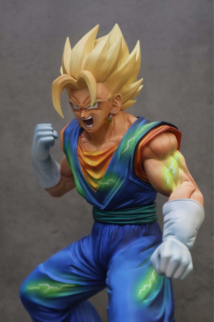 ドラゴンボール超サイヤ人フィギュア 台座付き