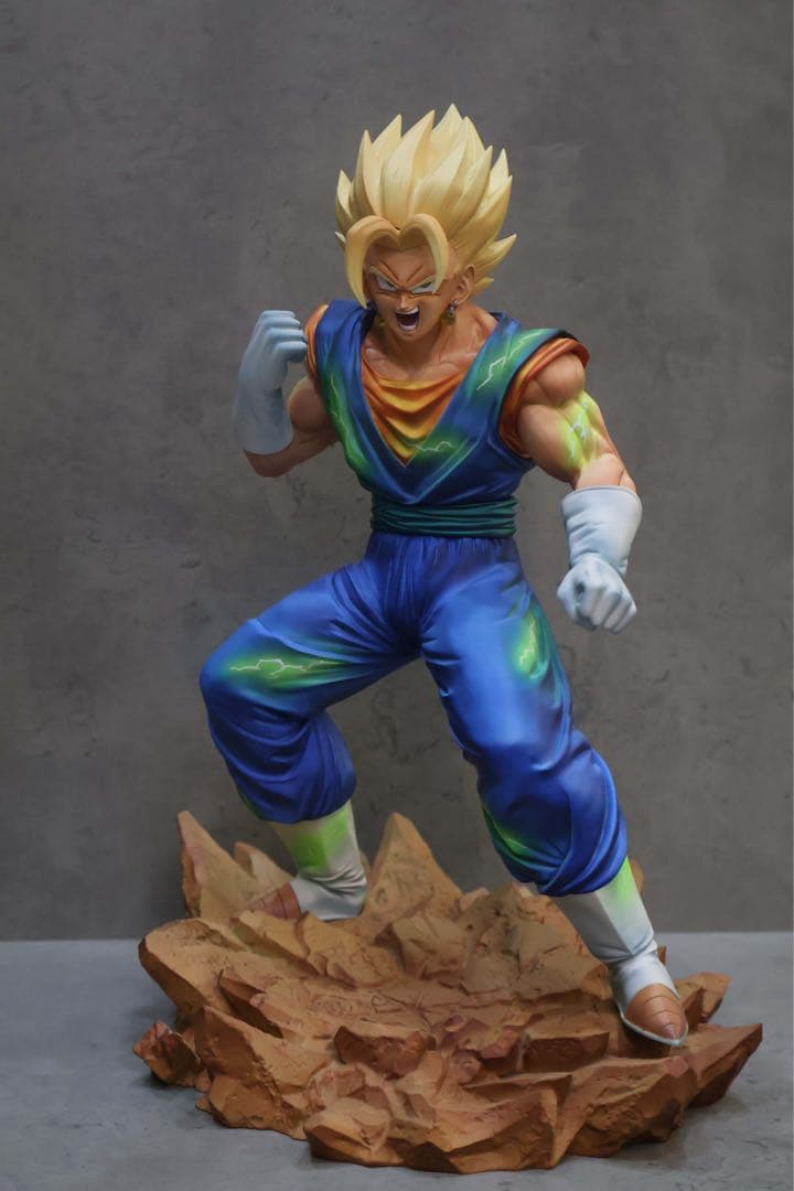 ドラゴンボール超サイヤ人フィギュア 台座付き