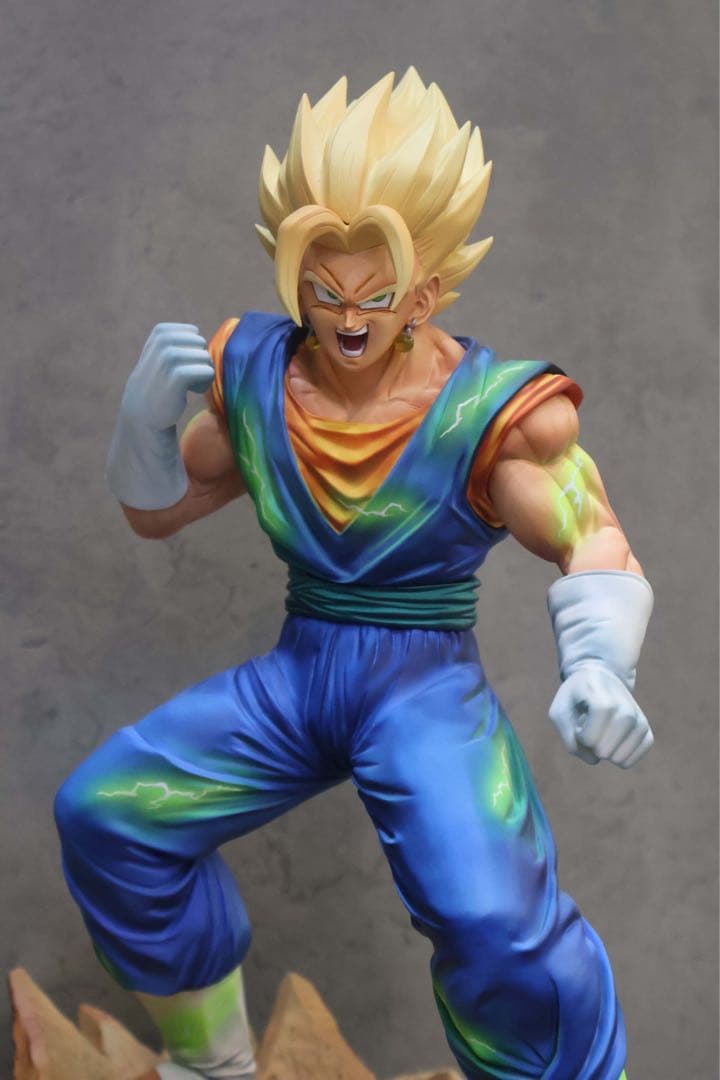 ドラゴンボール超サイヤ人フィギュア 台座付き