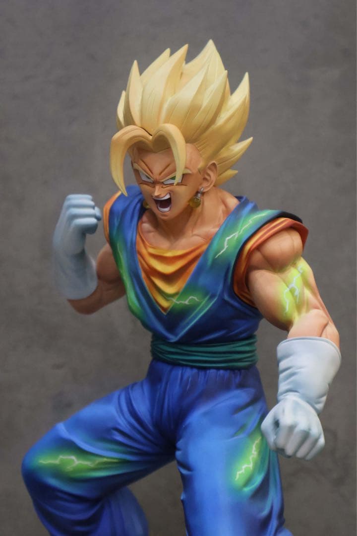 ドラゴンボール超サイヤ人フィギュア 台座付き