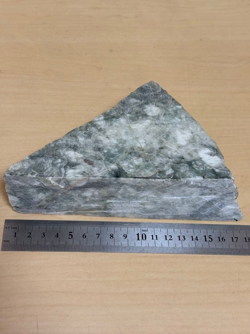 新潟県糸魚川市姫川産巨石天然糸魚川翡翠原石1233g 4面カット磨き無し 国石