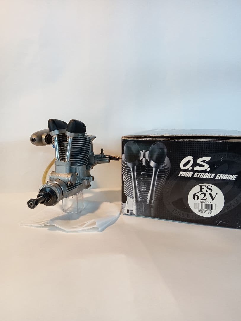 模型飛行機用エンジン OS 4スト62Ｖ（10cc）