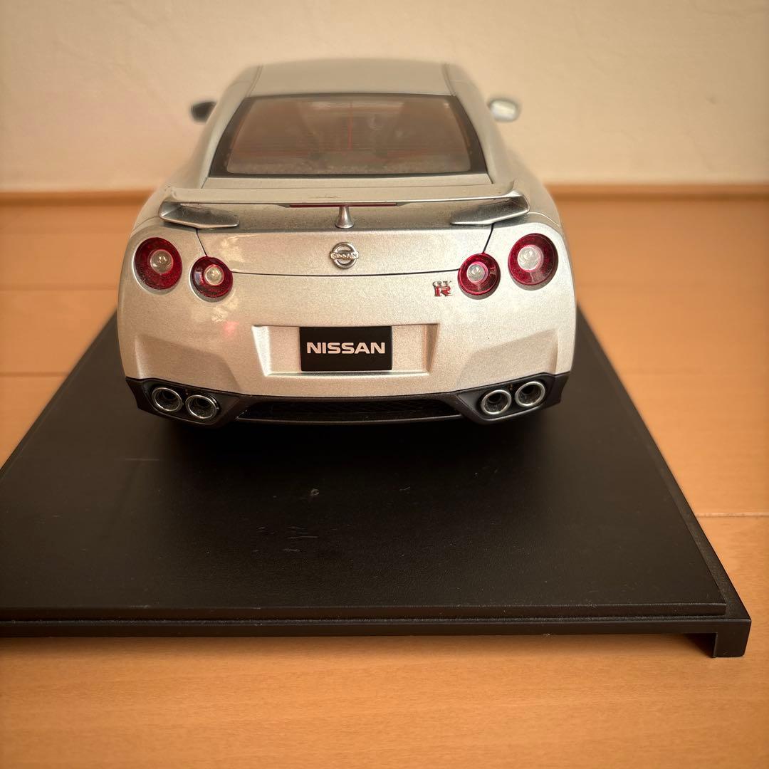 NISSAN GT-R ミニカー シルバー　1/18スケール