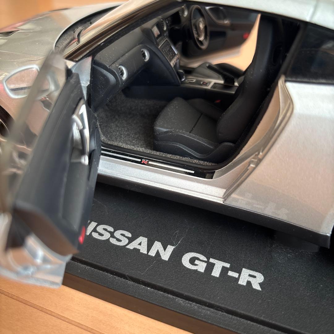 NISSAN GT-R ミニカー シルバー　1/18スケール