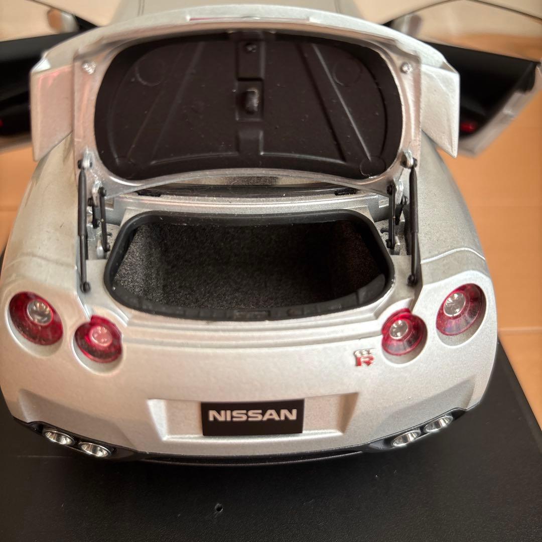 NISSAN GT-R ミニカー シルバー　1/18スケール