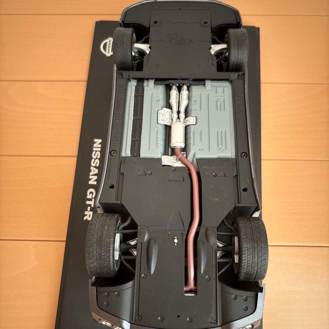 NISSAN GT-R ミニカー シルバー　1/18スケール