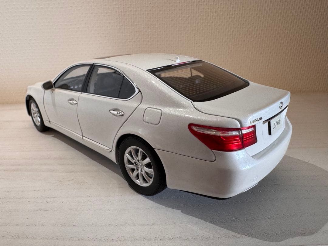 NOREV Lexus LS 460 1/18 ホワイト