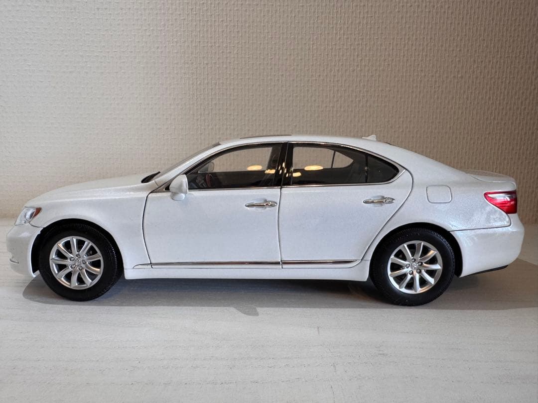 NOREV Lexus LS 460 1/18 ホワイト
