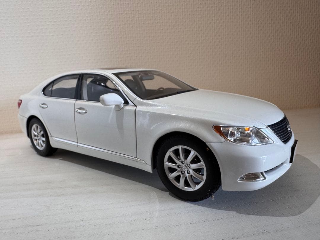 NOREV Lexus LS 460 1/18 ホワイト