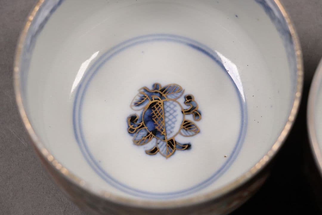 M673/ 時代木製漆器 花唐草金蒔絵朱塗茶台一対 伊万里色絵茶器 龍鳳凰 木箱