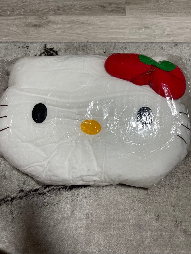 ハローキティ クッション 未使用お値下げ中。