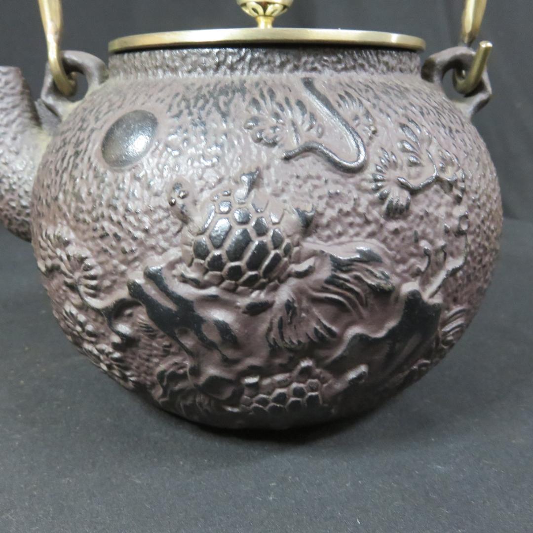 鉄瓶 美品 鶴 亀 銘 木箱 囲炉裏 炉端 キャンプ 鉄分補給