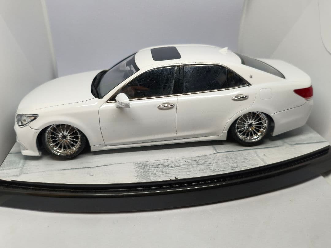 プラモデル　トヨタ　クラウンロイヤル　1/24　　完成品　VIP　シャコタン