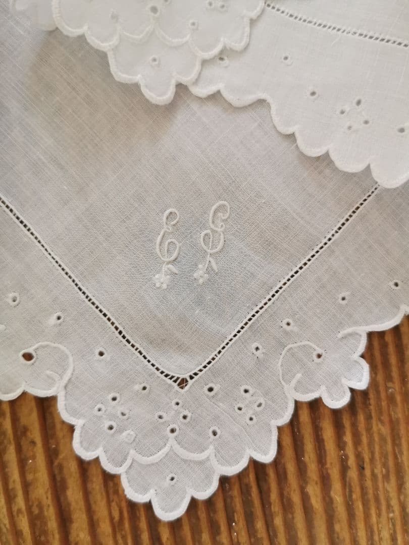 アンティークフランス 細やかなアイレット&スカラップ&花文字刺繍 リネンハンカチ