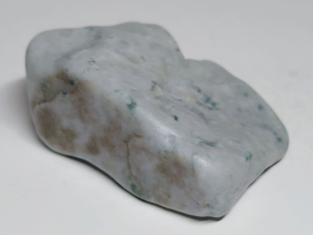 淡灰緑 171g 翡翠 ヒスイ 原石 鑑賞石 自然石 誕生石 鉱物 鉱石 水石